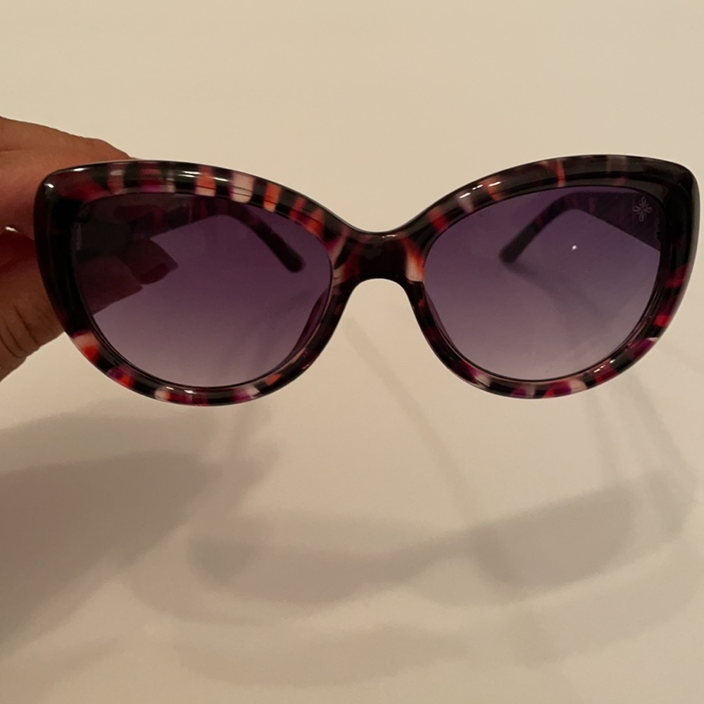 Vera Wang Sunglasses - Picture 6 of 8